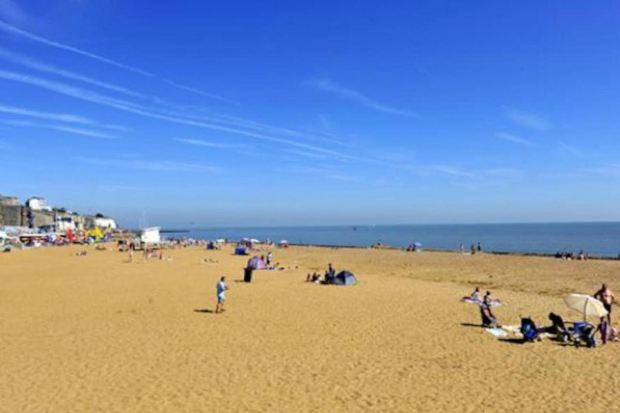 Seas The Day - Beachfront Apartment - Sleeps 4 Ramsgate Exterior photo